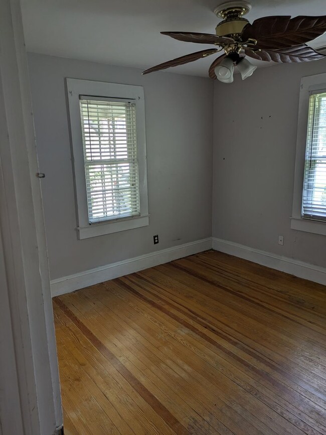 Building Photo - 3bd/1ba Cottage on private street with a s...