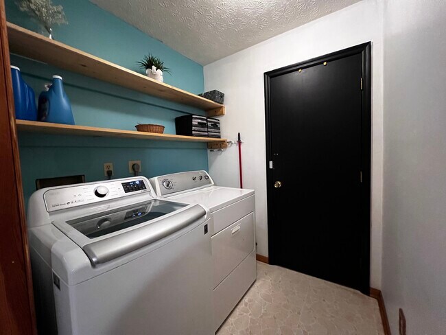 Building Photo - 3886 Knollwood Dr