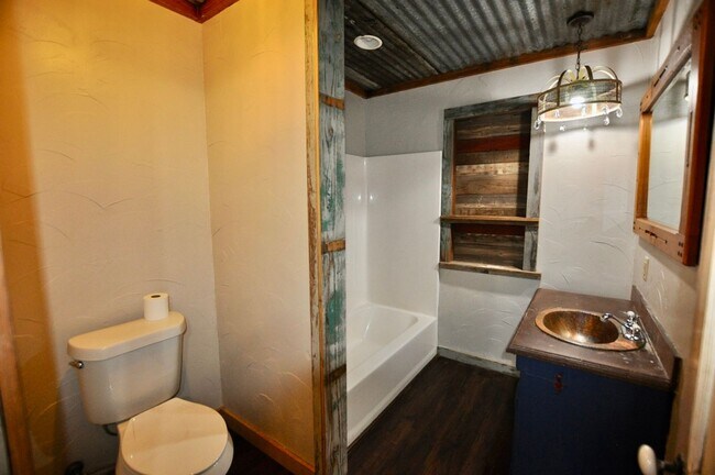 Building Photo - COMING SOON - FOR LEASE! Hard to Find Hors...