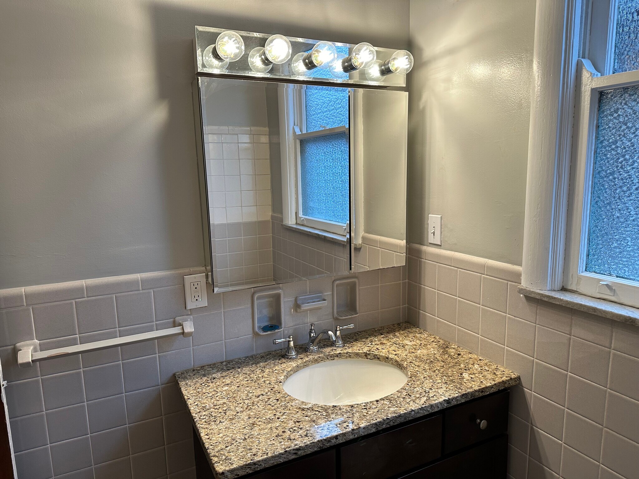 Building Photo - 2533 Valley View Ct