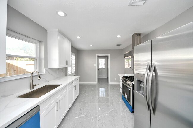 Building Photo - 9222 Sharpview Dr
