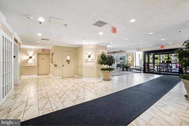 Building Photo - 15101 Interlachen Dr