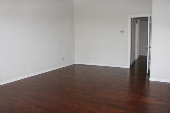 Building Photo - Great West side home located close to shop...
