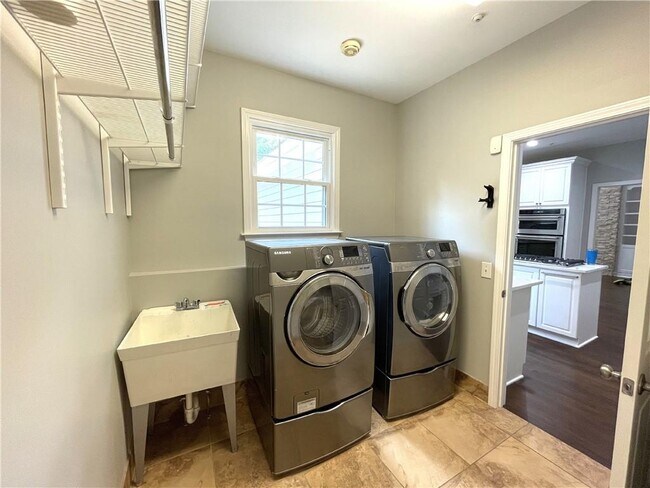 Building Photo - 655 Huntwick Pl