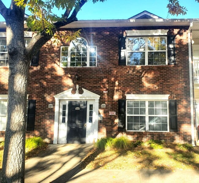 Building Photo - Available now! Lake-area living, 2 Bedroom Apartment