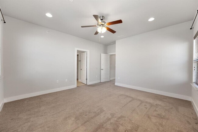 Building Photo - 13800 Lyndhurst St