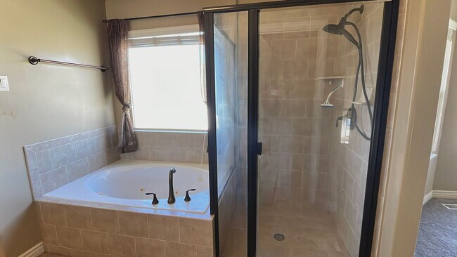 Building Photo - 6 Bedroom, 3.5 Bathroom Single Family Home in Layton Available June 1st!