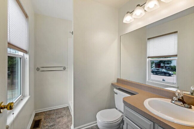 Building Photo - Stylishly Renovated 4-Bed Tri-Level in Roc...