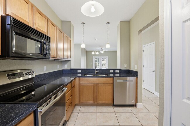 Building Photo - Conveniently located condo in Grantwood