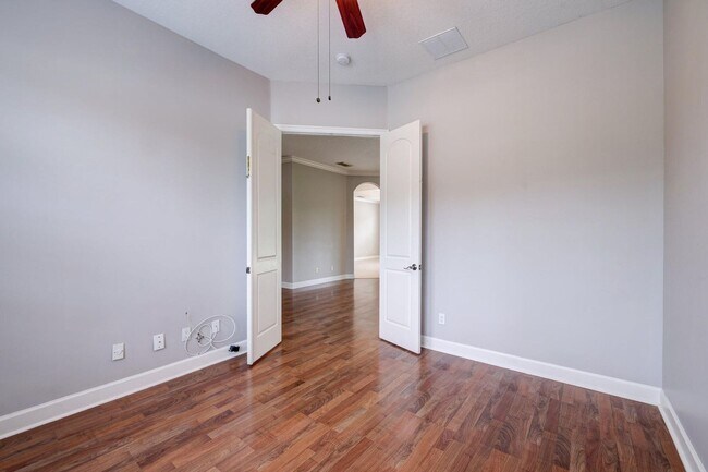 Building Photo - 833 SW Vineland Ct