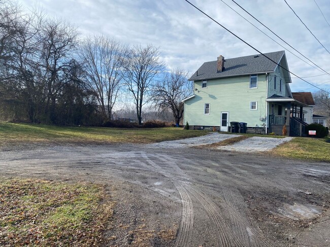 Building Photo - Spacious, Fully Updated 3BR/2BA on a Quiet Dead-End Street