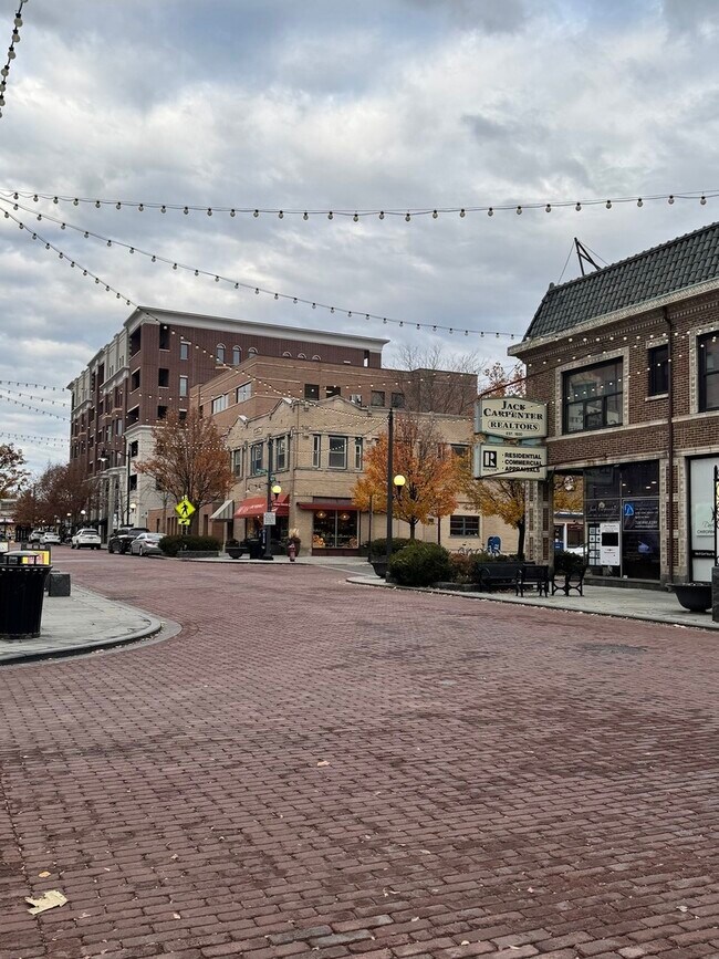 Building Photo - 201 S Maple Ave