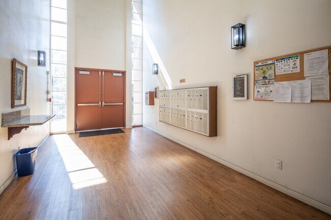 Building Photo - 7858 Cowles Mountain Ct