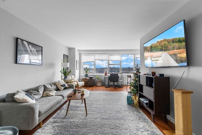 Building Photo - 225 St Pauls Ave