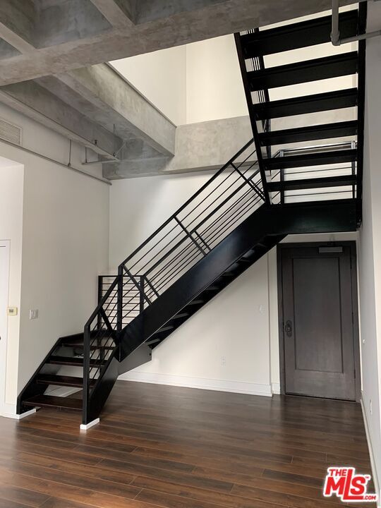 Building Photo - 727 W 7th St