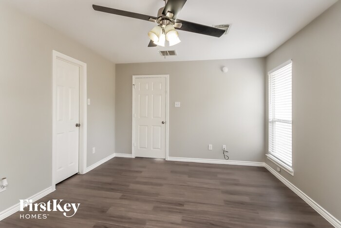 Building Photo - 2210 Shady Pine Dr
