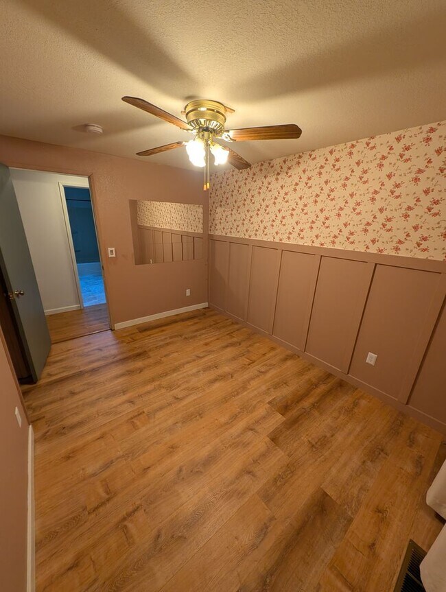 Building Photo - Tracyton Stunner! Available Now! 1/3 Acre FULLY Fenced.