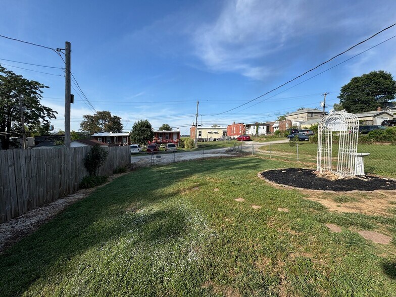 Building Photo - 6621 Marmaduke Ave
