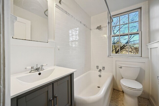 Building Photo - Beautiful, Lighted Filled Studio in Kalorama Heights!