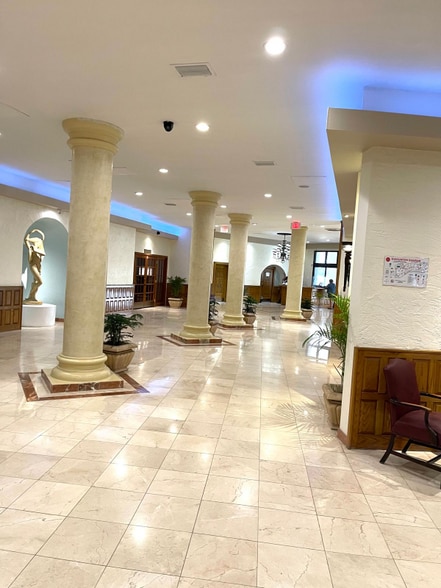 Building Photo - 3725 S Ocean Dr