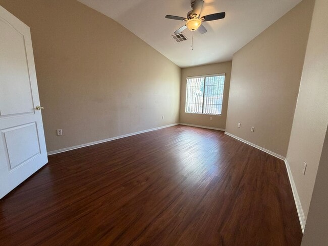 Building Photo - Gorgeous 2 bedroom townhouse Ready for immedate move-in!