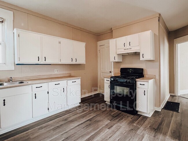 Building Photo - 185 N Entrance Ave