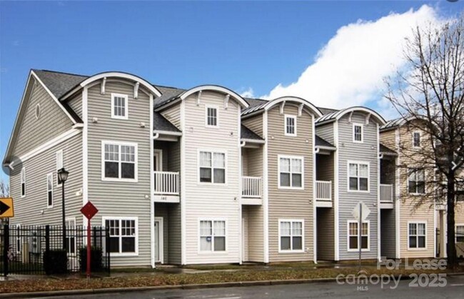 Primary Photo - 164 Parkwood Ave