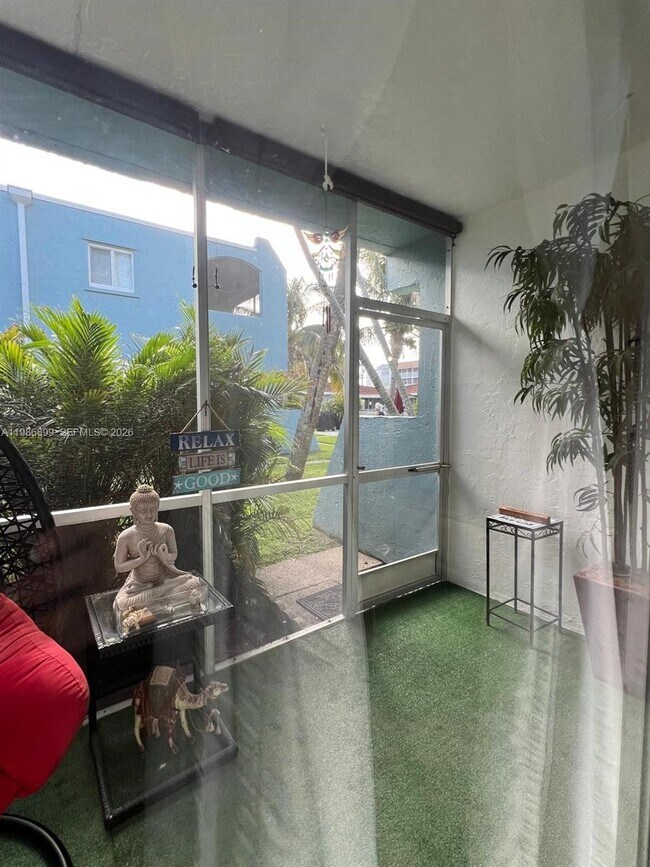 Building Photo - 1432 S Lakeside Dr