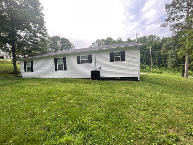 Building Photo - Clean and tidy 3 bedroom/1 bath near Cherokee Park