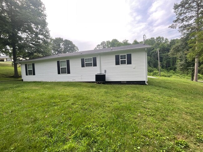 Building Photo - Short term - Clean and tidy 3 bedroom/1 bath near Cherokee Park