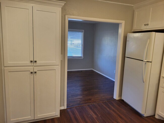 Building Photo - Beautiful 3 bedroom house with granite countertops and central heat and air