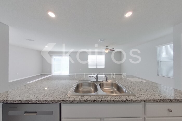 Building Photo - 8624 SW 44th Ct