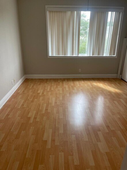 Building Photo - 8021 Sanibel Dr