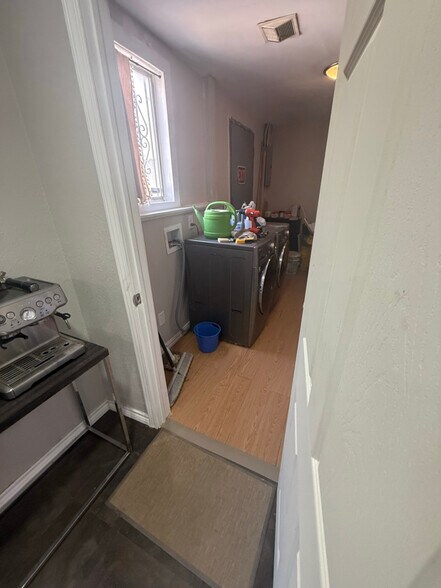 Building Photo - 215 S Grand Ave