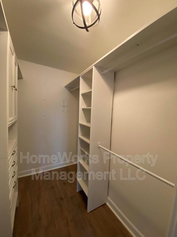 Building Photo - 10547 Twin Rivers Rd
