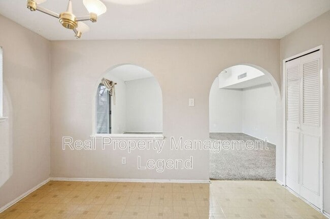 Building Photo - 317 E Grenoble Dr