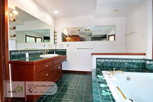 Building Photo - 3180 Wilshire Dr