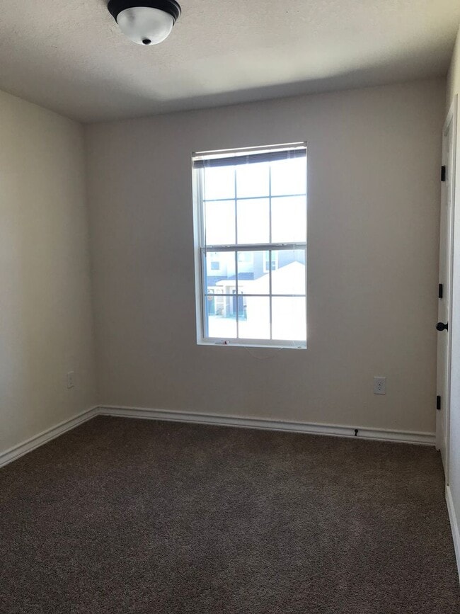 Building Photo - Town home for rent