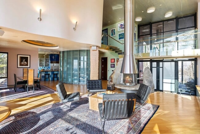 Building Photo - 370 Summer St