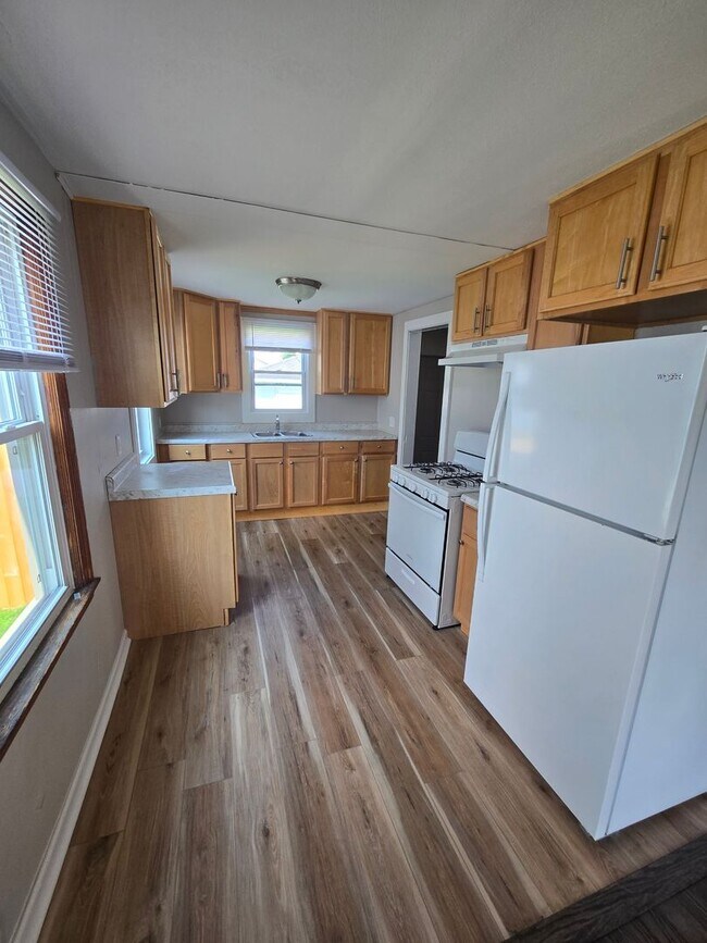 Building Photo - Updated 2 Bedroom Ranch