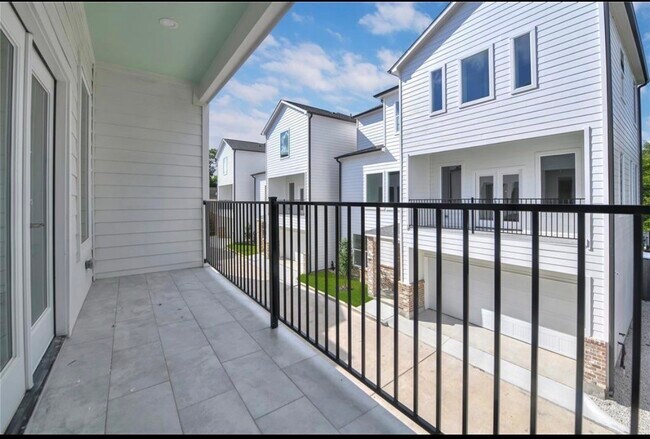 Building Photo - 207 Edgewood St