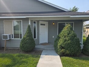 Building Photo - 2 bed 1 bath duplex in the country with park like setting close to town