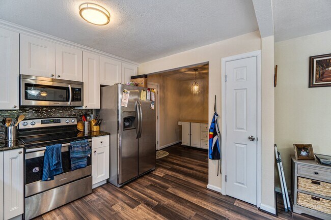 Building Photo - 6040 Airway Ln