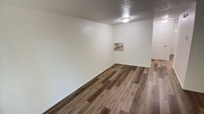 Building Photo - 2 Bed, 1.5 Bath Condo in The W. Eugene Nei...