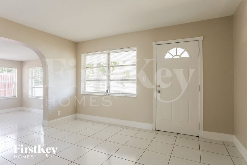 Building Photo - 2700 NE 13th Terrace