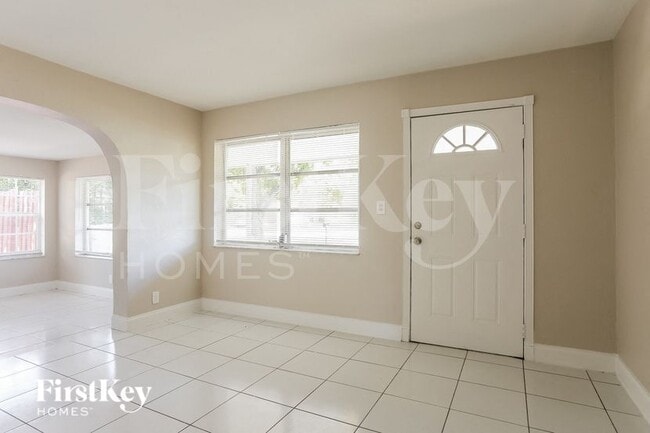 Building Photo - 2700 NE 13th Terrace