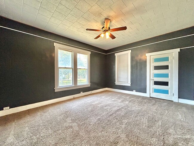 Building Photo - Inviting 2BR/1BA Single-Level Home with Po...
