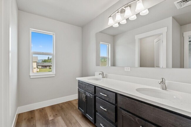 Building Photo - 3 bedroom, 2.5 bath townhome, minutes from downtown Whitefish