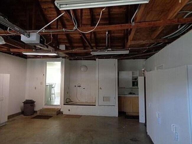 Building Photo - 1131 Knollwood Dr