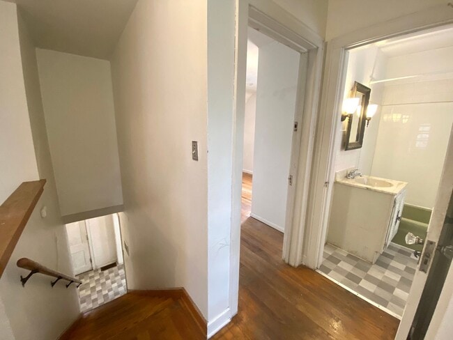 Building Photo - 5 bed 1.5 Bath Single Family Home! Near NDSU!